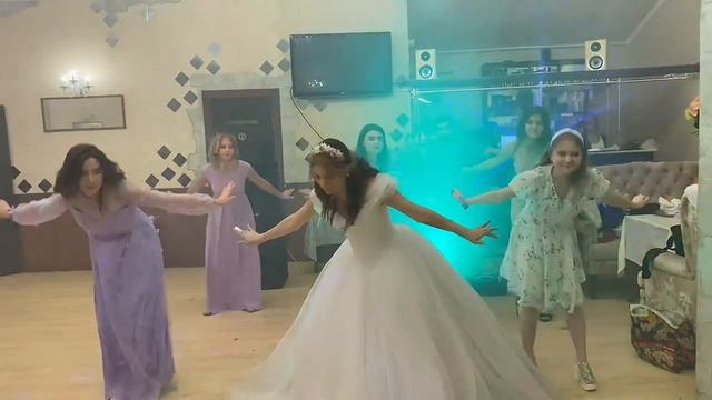 Классный танец Невесты с подружками