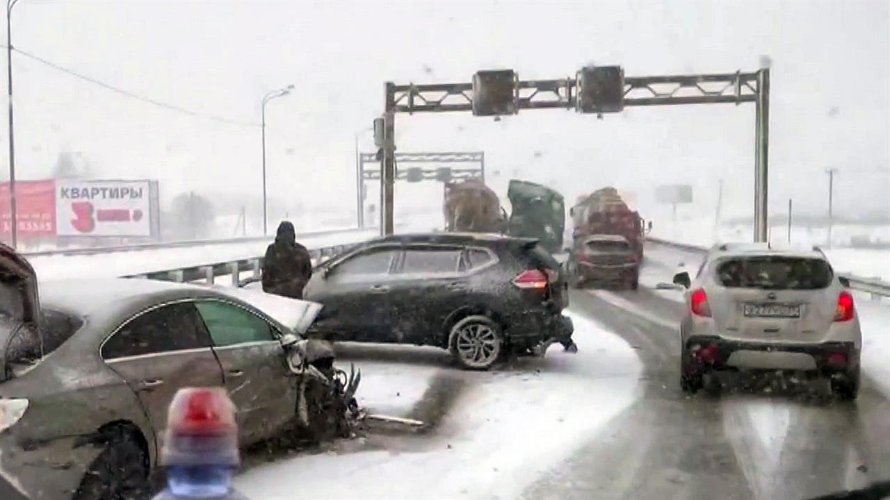 На Петербург обрушился снежный шторм