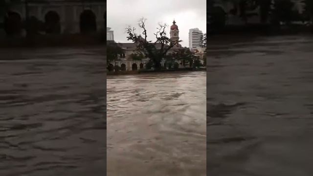 Masjid Jamek Kuala Lumpur Malaysia hampir ditenggelami banjir kilat!