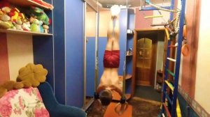 Отжимания на кольцах в стойке. Push-ups on the rings.