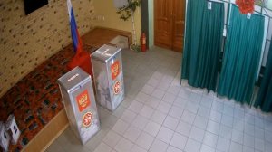 Положение ящиков для голосования, пломба на дальнем ящике и высота горы бюллетеней в нём  УИК № 87