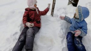 Настоящие детские забавы. Как дети проводят время в сельской местности зимой. Читай описание