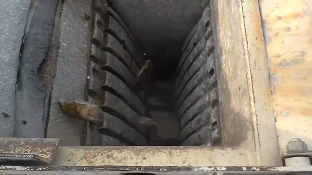 Как дробит щёковая дробилка скалу.