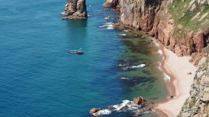 Вертолет доставляет туристов из Владивостока на остров Шкота