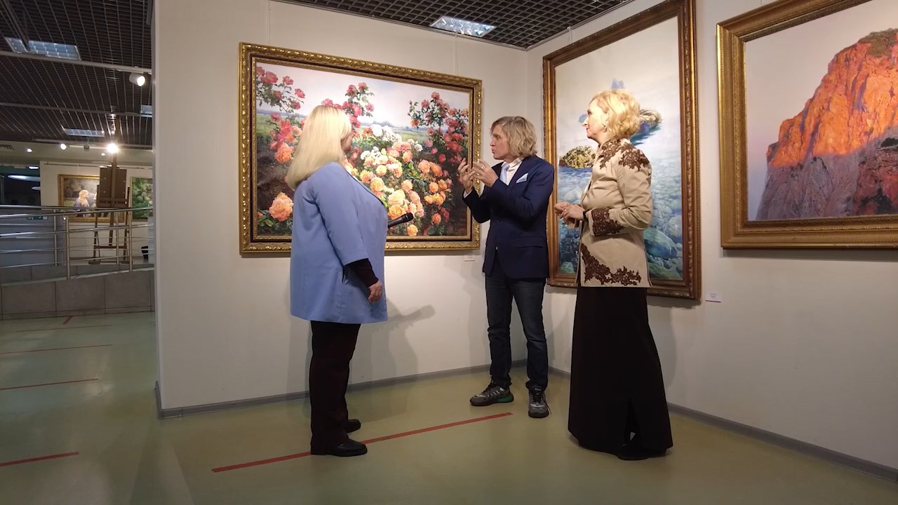 (12+) Художники Константин Мирошник и его супруга Наталия представили выставку «Блистающий мир»