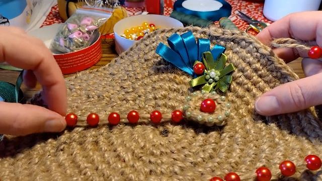 Рождественская подставка из бусин, джута и лент. смотреть онлайн