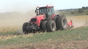 Эпическое сельское хозяйство: John Deere 8370R vs. МТЗ 3522!