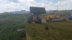 Трамбовка силоса (сенажа) трамбовщиком КТ 3 (водоналивной). Заготовка кормов