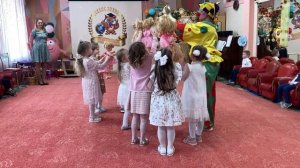 Танец девочек с куклами. (О. Воеводина). Группа №12 "Цветики-семицветики"