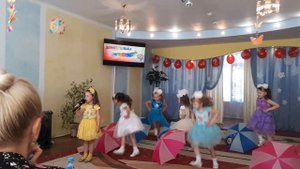 Дождик льет по крышам.за окошком снова непогодица.Милана 4года