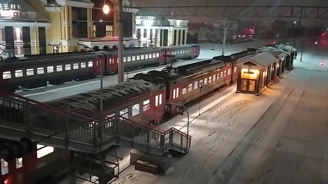 Электропоезд Междуреченск Новокузнецк прибывает на станцию Новокузнецк дата съёмки 31.12.23 смотреть онлайн