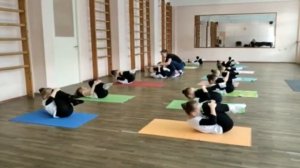 Урок по ФК младшего класса по гимнастике на тему: «Группировка, перекаты, стойка на лопатках».