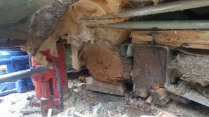 Замена нижних венцов,на низком фундаменте. Вырезали паз для кирпичной кладки, вместо нижних бревен.