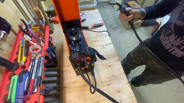 Сварочный полуавтомат для новичка, бюджет 8 000 руб. Варит без газа! смотреть онлайн