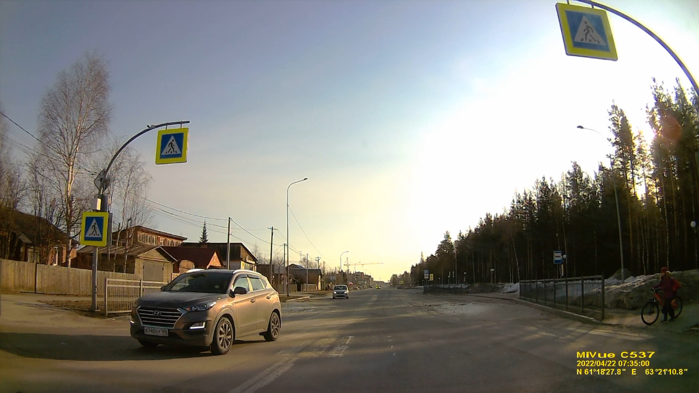 На пешеходке. Перекрёсток улиц Студенческая_Менделеева 22.04.22 Югорск