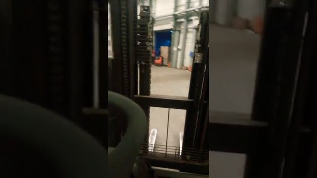 Запуск електропогрузчика, погрузчик, как научиться ездить на каре, склад смотреть онлайн