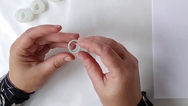Кольца из эпоксидной смолы с люминофором и блестками.