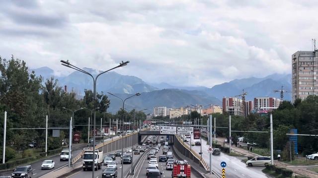 Любимый город Алматы. Движение на улице Саина. 7 августа 2023. Kazakhstan. Almaty. August 2023 смотреть онлайн