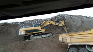 экскаватор катерпиллер 349 vs HOWO MINING WARRIOR Sinotruk.НЕВЕРОЯТНЫЕ МАШИНЫ МОНСТРЫ