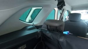 Установка защитного чехла для багажника автомобиля.