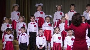 Каждый по-своему маму поздравит