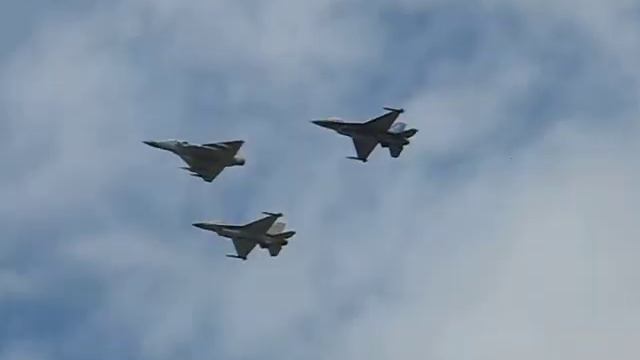 Battle of Britain 70th Anniversary Flypast - Mirage 2000 and F16's - RIAT 2010 смотреть онлайн