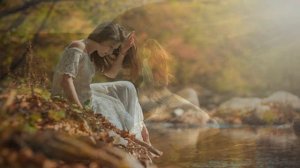 Бежит река, женщина потрясающе поет эту песню