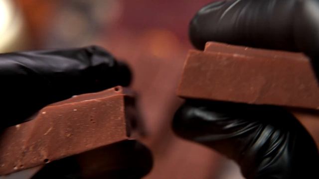 Живой молочный шоколад. Полкило вкуснейшего лакомства в слитке из
шоколада.