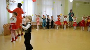 Вход на празднике Осени в детском саду Средняя группа