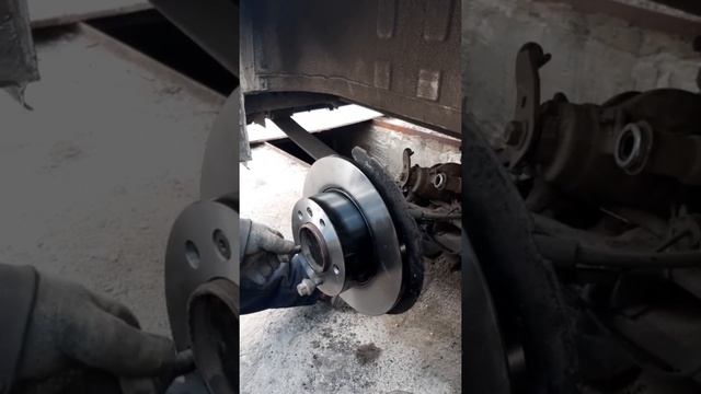 Замена задних тормозных дисков Рено Мастер 3 смотреть онлайн