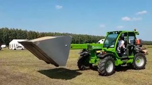 Телескопический погрузчик MERLO TURBOFARMER  TF42.7 - ковш 3 м3 с зерном