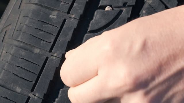 Как заклеить колесо без поездки на шиномонтаж. Ремонт колеса теперь не проблема.