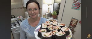 Домашнее видео. Роллы с красной икрой имитированной. Немного риса, огурец и икра.