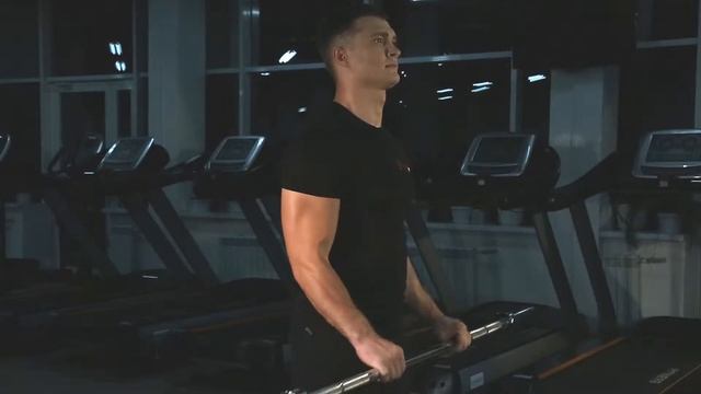 0244 Сгибание рук со штангой обратным хватом смотреть онлайн