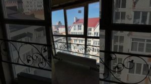 Квартира студия с панорамным видомиз окна.