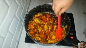 Куриные крылья в сметане на сковороде.