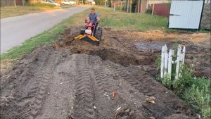 Мотоблок МТЗ с самодельным адаптером и лопатой. Продолжаю выгребать грунт.