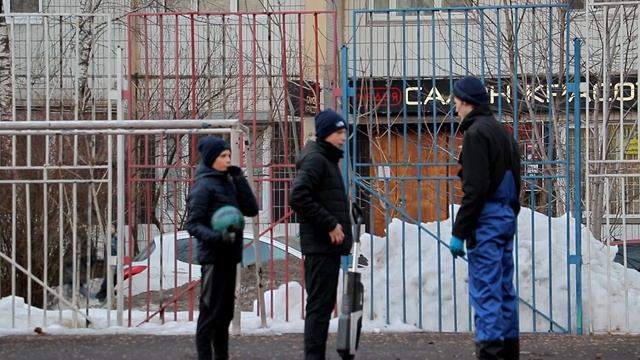 ПРАНК - УБОРЩИК пылесосит улицы Москвы - Реакция Людей ???