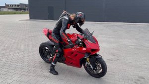 2023 Ducati Panigale V4s girls first burnout, crash or fail?