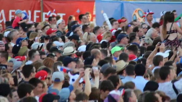 Старая гвардия не сдается. На сцене фан-зоны в Самаре Владимир Шахрин