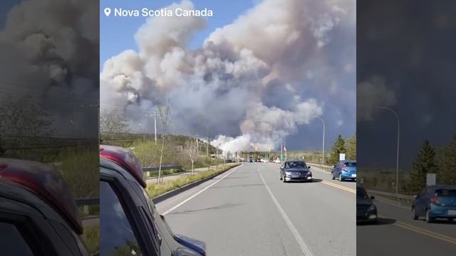 В Канаде масштабный лесной пожар вышел из-под контроля