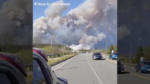 В Канаде масштабный лесной пожар вышел из-под контроля