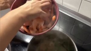 Варим креветки.Как сварить креветки.Быстрый и простой способ.#креветки #варим #рецепты