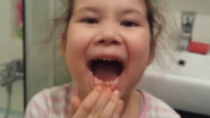 У Алины выпал первый зуб