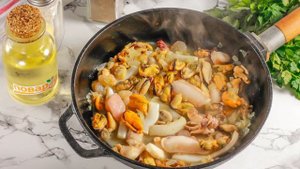 Морепродукты в чесночном соусе