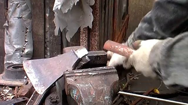 Топор  Универсальный инструмент для земляных и бетонных работ. Не кинетический