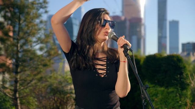 LEEONA, Terren Evans – How Deep Is Your Love/Blinding Lights/It Don't Mean A Thing смотреть онлайн