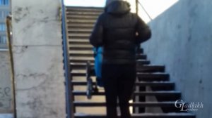 Как подниматься одной по лестнице с коляской