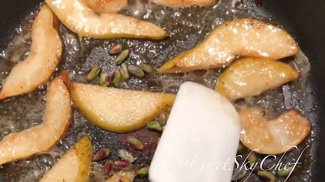 ТЕПЛЫЙ САЛАТ С НЕЖНЕЙШЕЙ МРАМОРНОЙ ГОВЯДИНОЙ И КАРАМЕЛИЗИРОВАННОЙ ГРУШЕЙ С ФИСТАШКАМИ