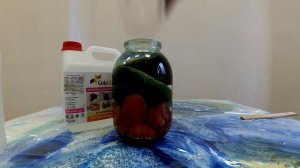 Эпоксидная смола с огурцами и помидорами в банке, экстремальное консервирование.